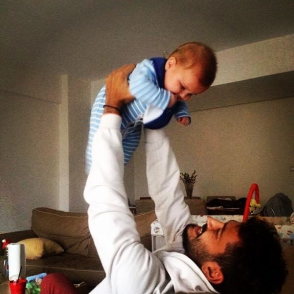 Δείτε τον Σάββα Γκέντσογλου να παίζει με τον γιο του