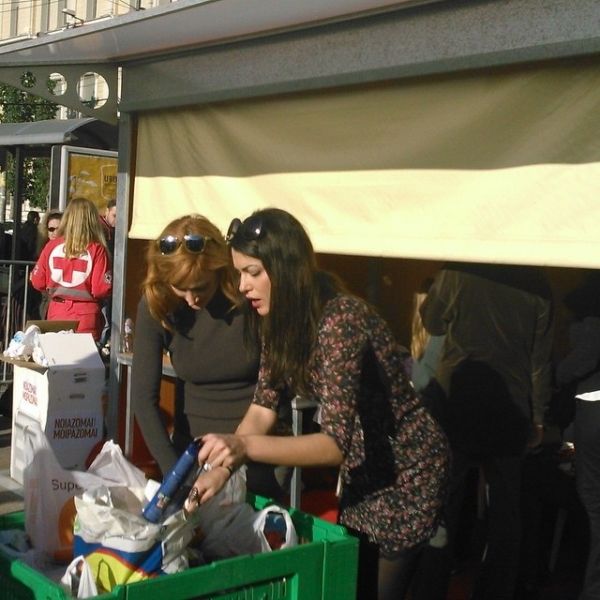 Οι επώνυμοι της σόουμπιζ συσκεύασαν τρόφιμα για άπορες οικογένειες