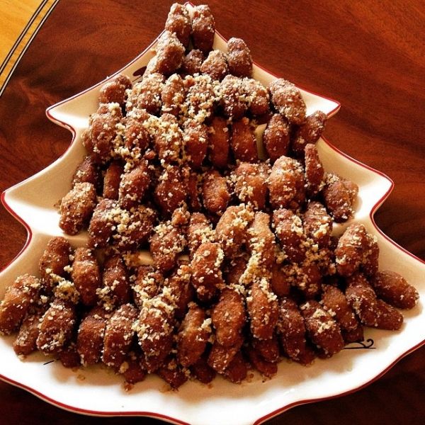  Μπακογιάννη: Το χριστουγεννιάτικο δέντρο και τα γλυκά που έφτιαξε με τις συνταγές της Μαρίκας