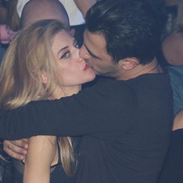 «Καυτά» φιλιά για το νέο ζευγάρι της showbiz
