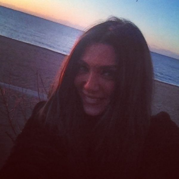 Με καλοκαιρινό μίνι φόρεμα σε παραλία της Ρόδου μέσα στο καταχείμωνο!