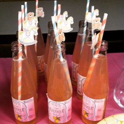 Ανήμερα της γιορτής του Ρέμου οι φίλες της Υβόννης διοργάνωσαν το baby shower party