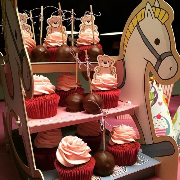 Ανήμερα της γιορτής του Ρέμου οι φίλες της Υβόννης διοργάνωσαν το baby shower party