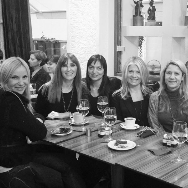 Βίκυ Χατζηβασιλείου: Για καφέ με τις φίλες της