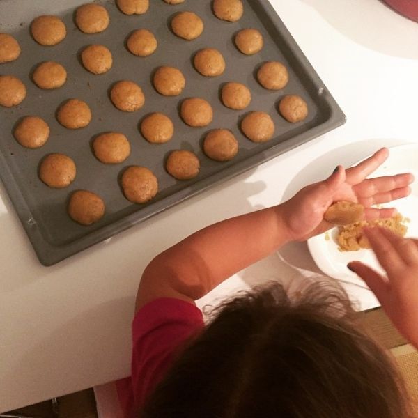 Πλάθει κουλουράκια με τα δυο χεράκια η κόρη της γνωστής παρουσιάστριας