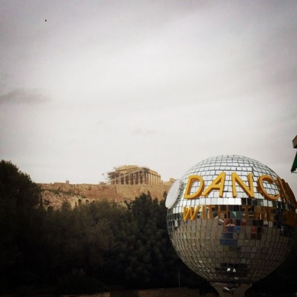 Το τρόπαιο του «Dancing» έκανε βόλτες στην Αθήνα πριν τον αποψινό τελικό!