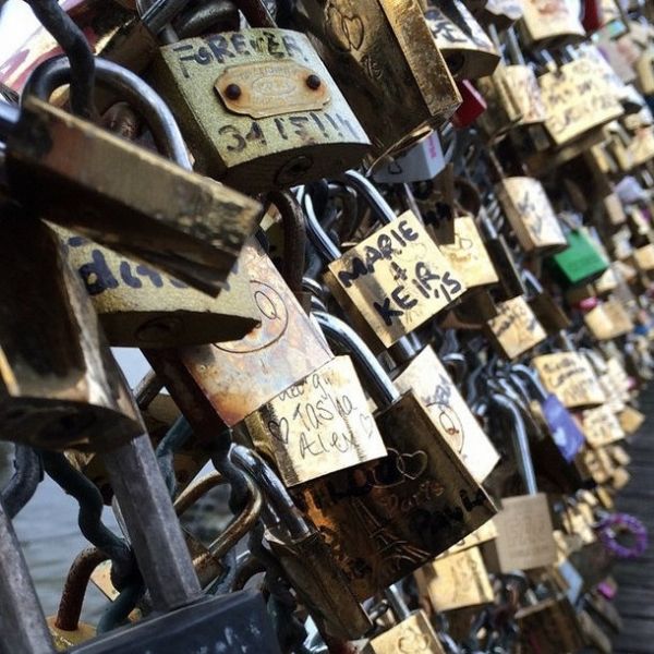 Ο Άκης Πετρετζίκης στο Παρίσι