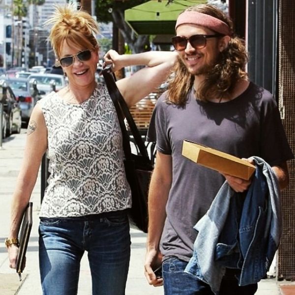 Μας «συστήνει» τον γιο της η…