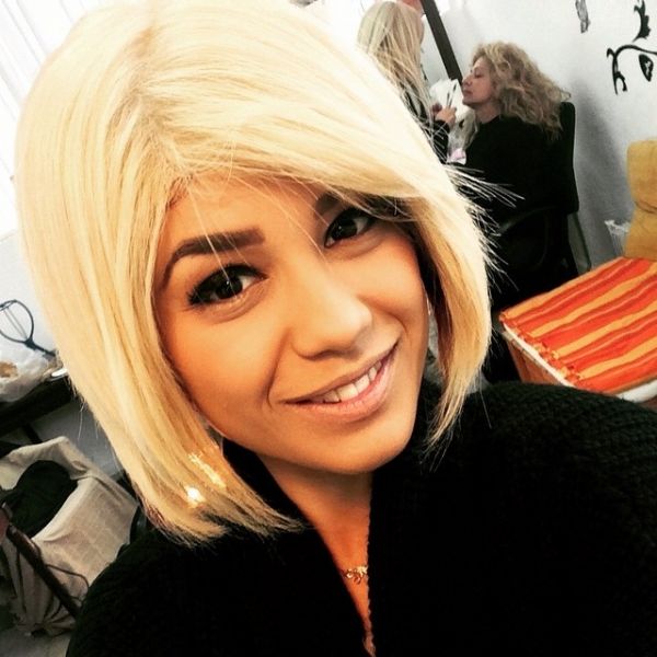 Η Πηνελόπη Πλάκα με ξανθό καρέ