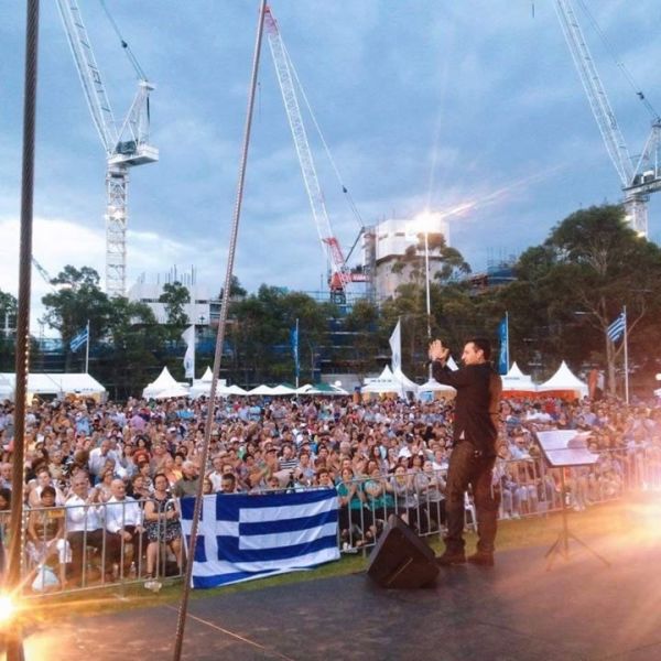 Δημήτρης Μπάσης: Χαμός στην Αυστραλία με τις συναυλίες του