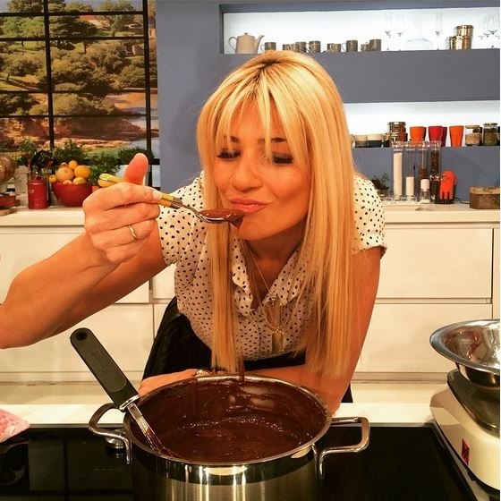 Η Σκορδά φτιάχνει γλυκά και παίρνει κιλά