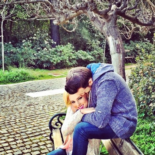 Ποιον Έλληνα τραγουδιστή κρατάει από το χέρι η Τζούλια Νόβα;