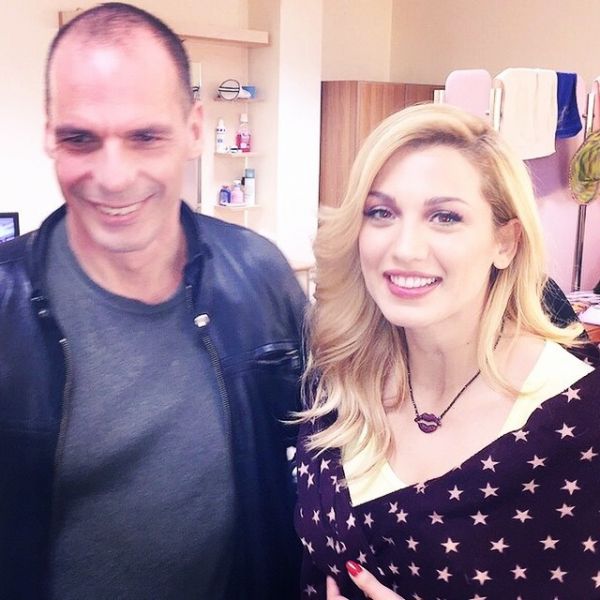  Απίστευτο: Η Σπυροπούλου έβγαλε selfie με τον Βαρουφάκη! Και δεν φαντάζεστε τι φορούσε!