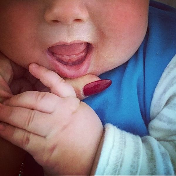 Έβγαλε τα πρώτα του δοντάκια ο γιος της (φωτό)
