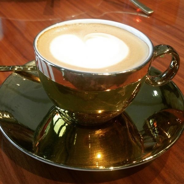 Ελληνίδα παρουσιάστρια απολαμβάνει τον πρωινό καφέ της