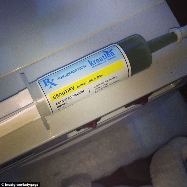 Mε τη σύριγγα ανά χείρας, τραγουδίστρια «έβαλε φωτιά» στο Instagram!