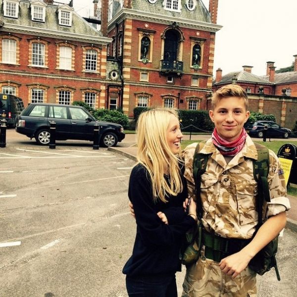 Δεν φαντάζεστε ποιος είναι ο νεαρός της φωτογραφίας!