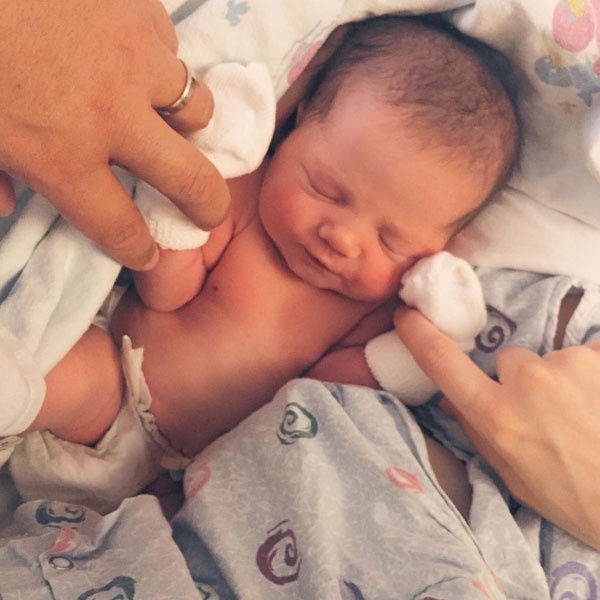 Πριν λίγες ώρες γέννησε και μας «συστήνει» τη κόρη της η…