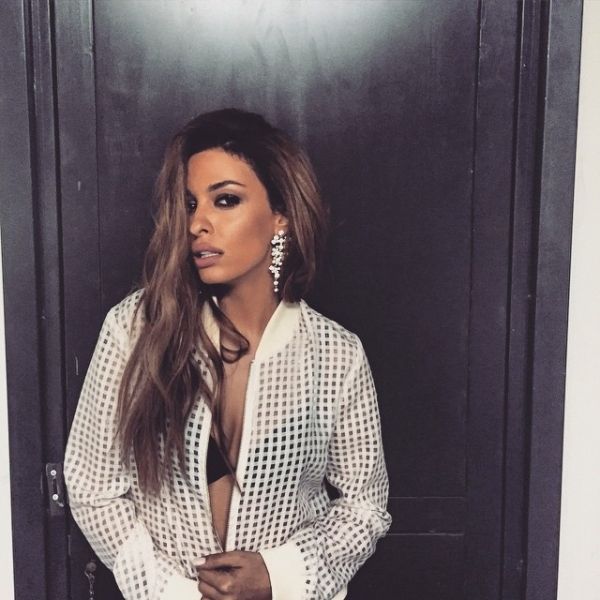 Η Ελένη Φουρέιρα με ανοιχτό πουκάμισο μας δείχνει τα προσόντα της!