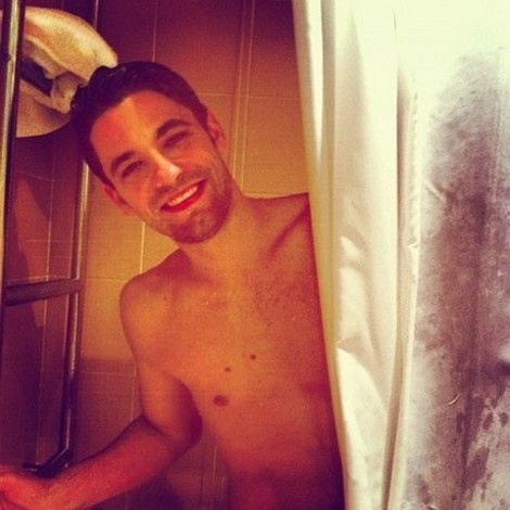 Ο Τότσικας ντύνεται και η Ρέβη τον φωτογραφίζει