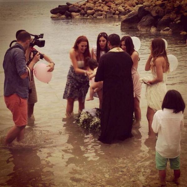 Πασίγνωστη παρουσιάστρια βάφτισε κοριτσάκι στη θάλασσα και όχι στην κολυμπήθρα!