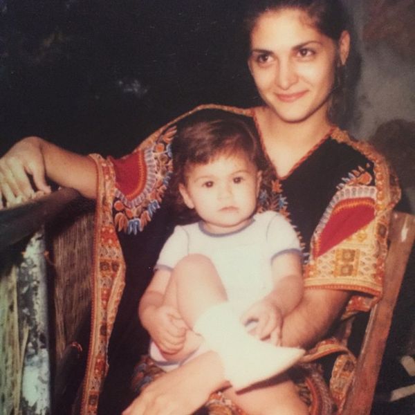 Γιορτή της Μητέρας 2015: Ποια Ελληνίδα παρουσιάστρια πόζαρε στην αγκαλιά της μαμάς της;