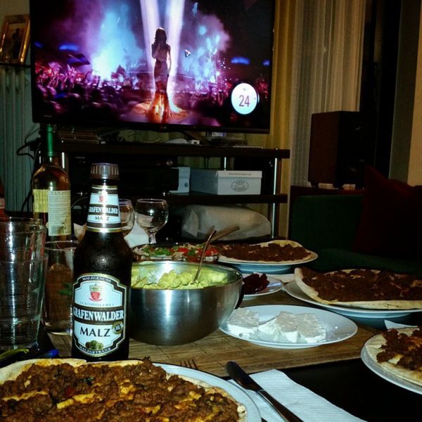 Eurovision 2015: Ποια τραγουδίστρια παρακολουθεί τον διαγωνισμό με τις φίλες της;