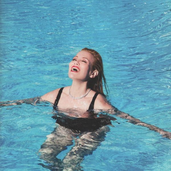 Η φωτογράφηση της Κωνσταντίνας Μιχαήλ με μαγιό 