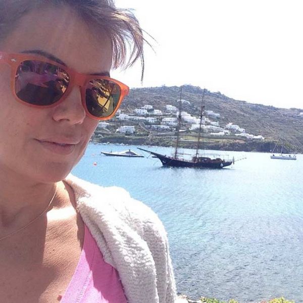 Η Ευγενία Μανωλίδου περνάει τέλεια το τριήμερο δίπλα στη θάλασσα! (φωτό)