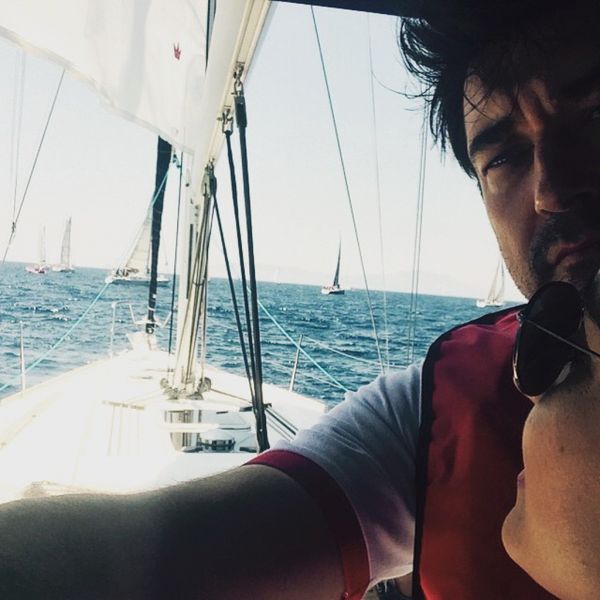 Μπουράκ Χακί: Διακοπές με την σύντροφο και τους φίλους του