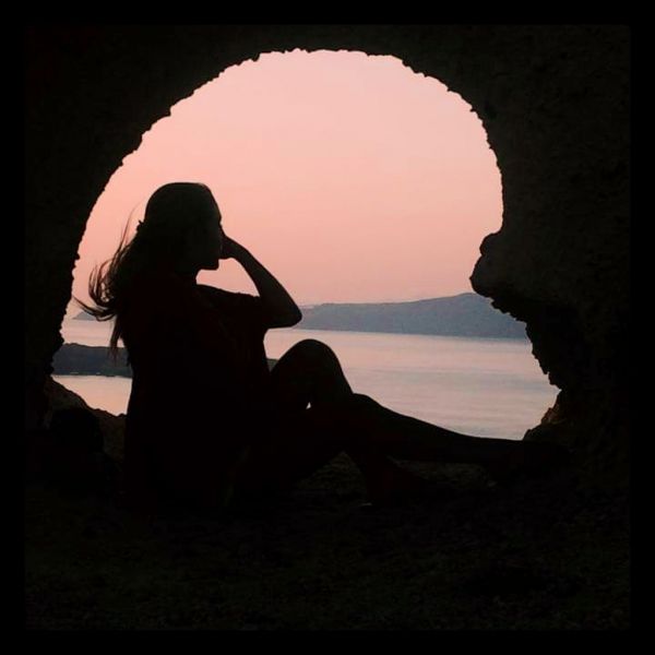 Απολαμβάνει το ηλιοβασίλεμα της Σαντορίνης