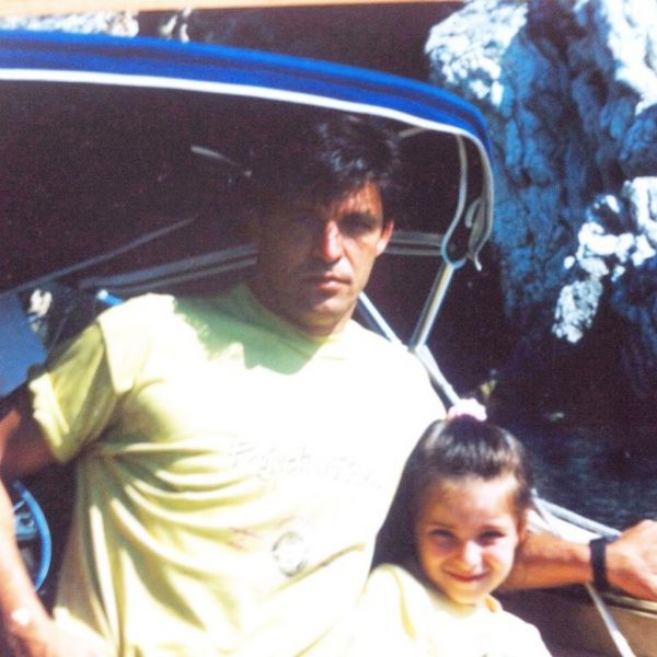 Δεν πάει το μυαλό σας ποια παρουσιάστρια είναι η μικρή της φωτό