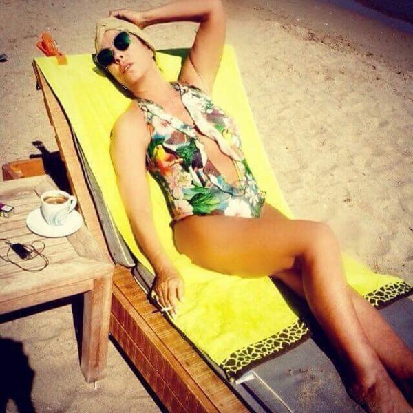 H Άντζελα Δημητρίου… ξαναχτυπά με νέα φωτό με μαγιό στην παραλία!