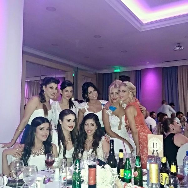 Νέες φωτογραφίες και βίντεο από το γάμο πρωταγωνίστριας του «Βαλς με δώδεκα θεούς» 