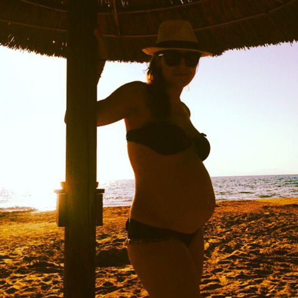 Στην παραλία με φουσκωμένη την κοιλίτσα της!