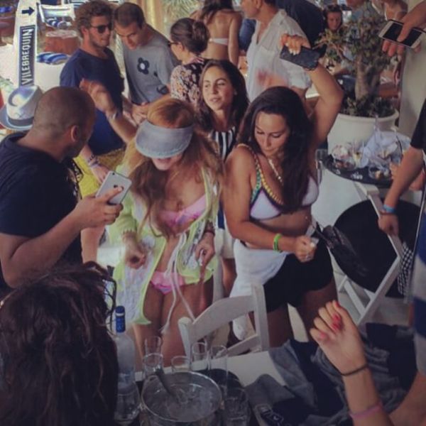 Το ξεσάλωμα της Lohan στα Ματογιάννια και η συνάντηση με τον Ρέμο!