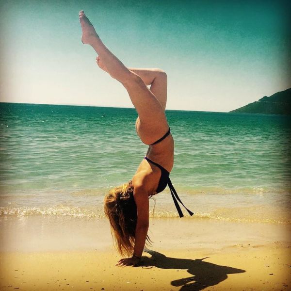 Ελληνίδα πετά ψηλά και σκορπά «εγκεφαλικά» με το κορμί «λαμπάδα»!