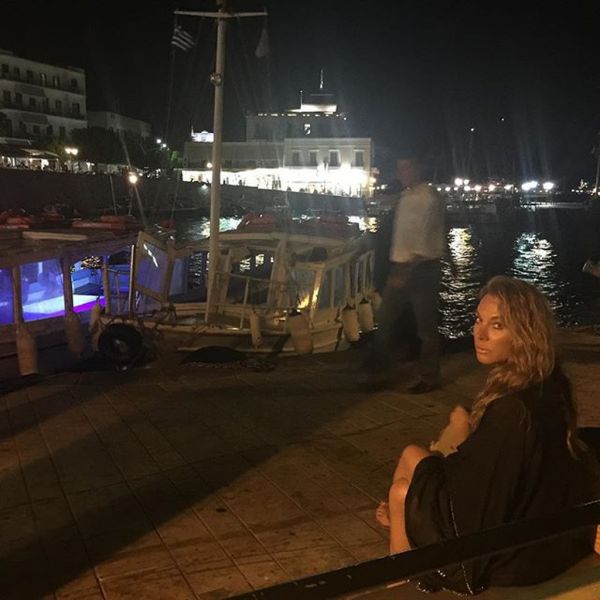 Στεφανίδου: Με σγουρά μαλλιά και μαυρισμένη στις Σπέτσες! (φωτο)