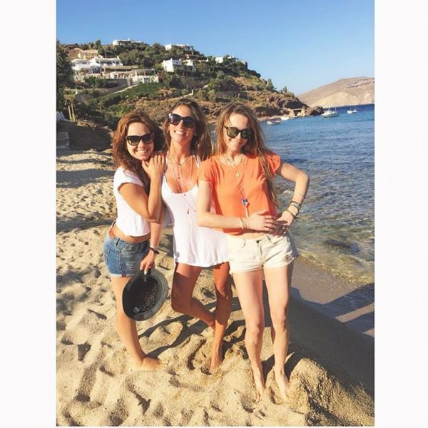 Ντυμένη στα λευκά, έξω από την εκκλησία με τον σύντροφό της η Αθηνά Οικονομάκου! (φωτό)