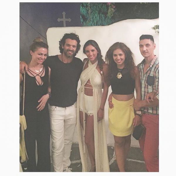 Ντυμένη στα λευκά, έξω από την εκκλησία με τον σύντροφό της η Αθηνά Οικονομάκου! (φωτό)