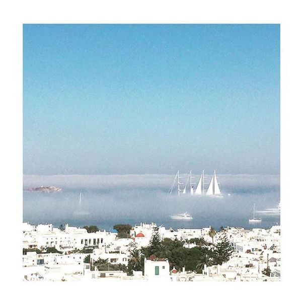 Ντυμένη στα λευκά, έξω από την εκκλησία με τον σύντροφό της η Αθηνά Οικονομάκου! (φωτό)