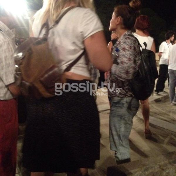 Η Συνατσάκη, ο έρωτας που δεν παραδέχεται και τα τρυφερά φιλιά στον λαιμό στην Επίδαυρο