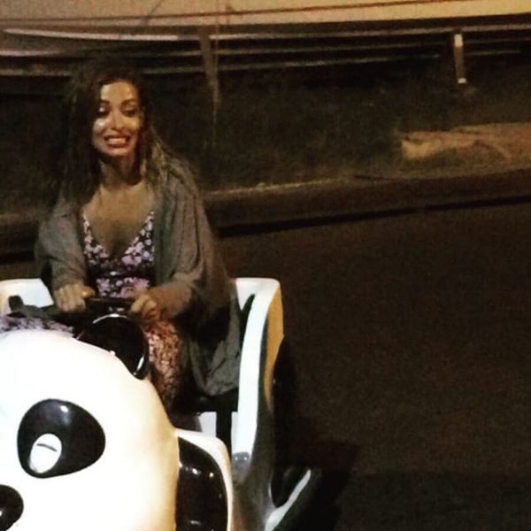 Απίστευτο! Θυμήθηκε τα παιδικά της χρόνια και μπήκε στα αυτοκινητάκια η…