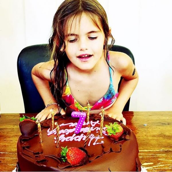 Ούτε μία, ούτε δύο, αλλά 4 τούρτες για τα γενέθλια της!