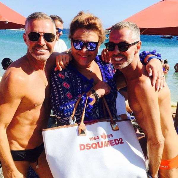 Δείτε ποια κυρία της σόουμπιζ πόζαρε με τους σχεδιαστές Dean και Dan;