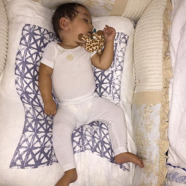 Μην μιλάτε! Το μικρούλη τους κοιμάται!