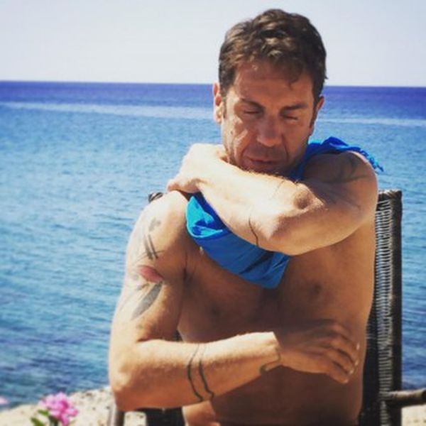 Απολαμβάνει βουτιές λίγο πριν τη συναυλία του στο Κατράκειο ο… 