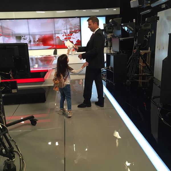 Στο πλατό των ειδήσεων με την κόρη του