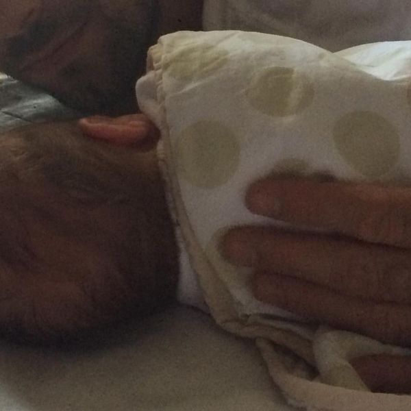 Ανέβασε φωτογραφία αγκαλιά με το μωρό και «λιώσαμε»