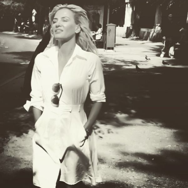 Μετά τον Εύζωνα ποζάρει στο άγαλμα του Ευριπίδη η….